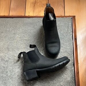Blundstone Heeled Chelsea Boots Black Suede